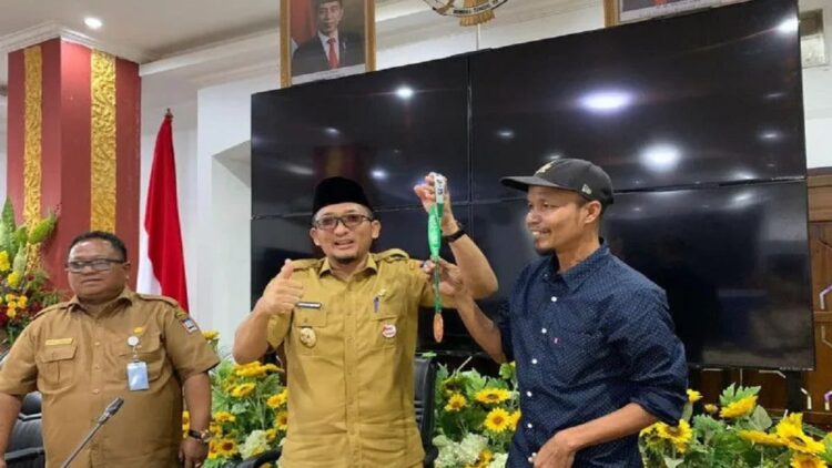 Pastikan Berlaga di Liga 3 Sumbar, Wako Jamin Pendanaan untuk PSP Padang 1 Wali Kota Padang Hendri Septa menerima medali Juara 3 Nasional Piala Soeratin yang diraih PSP Padang U-15 yang diserahkan Asisten Manajer PSP Padang U-15 Faisal Budiman di Palanta Wali Kota Padang, Selasa (2/8) malam (ANTARA/Mario Sofia Nasution)