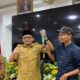 Wali Kota Padang Hendri Septa menerima medali Juara 3 Nasional Piala Soeratin yang diraih PSP Padang U-15 yang diserahkan Asisten Manajer PSP Padang U-15 Faisal Budiman di Palanta Wali Kota Padang, Selasa (2/8) malam (ANTARA/Mario Sofia Nasution)