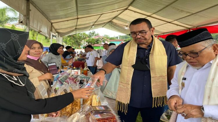 Staf Khusus Erick Thohir, Arya Sinulingga membaur bersama masyarakat saat acara Pasar Murah dan Bazar UMKM BUMN di Sawahlunto. (IST)
