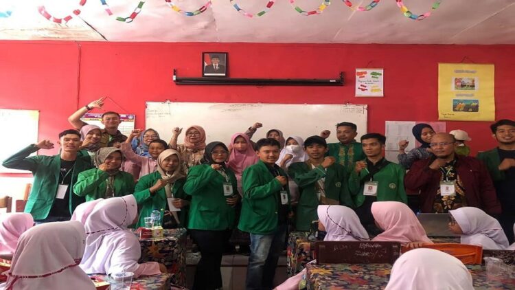 Mahasiswa KKN Unitas Padang Sosialisasikan Bahaya Narkoba kepada Murid SD 1 Mahasiswa KKN Unitas Padang memberikan penyuluhan tentang narkoba di SDN 02 Cupak Tangah, Kota Padang. (IST)