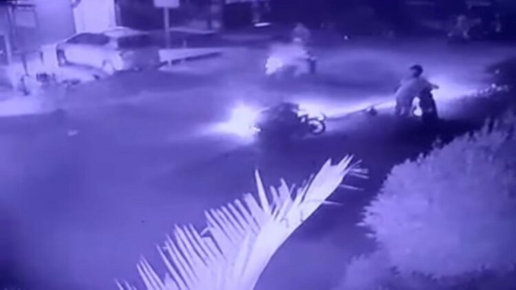 Tangkapan layar video sekelompok pemuda menyerang pengendara yang melintas. (IST)