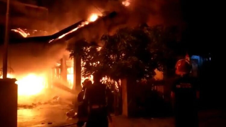 Satu Rumah di Lapai Terbakar, Damkar Padang Terjunkan 8 Mobil 1 Kebakaran di kawasan Lapai Kota Padang dini hari tadi. (IST)