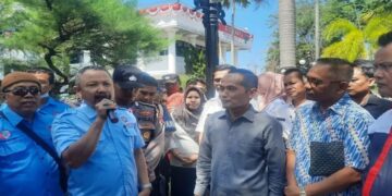 Tolak UU Cipta Kerja, KSPSI Gelar Unjuk Rasa ke DPRD Sumbar 8 Tolak UU Cipta Kerja, KSPSI Gelar Unjuk Rasa ke DPRD Sumbar