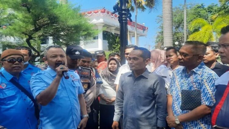 Tolak UU Cipta Kerja, KSPSI Gelar Unjuk Rasa ke DPRD Sumbar 1 Ratusan orang yang tergabung dalam Konfederasi Serikat Pekerja Seluruh Indonesia (KSPSI) Provinsi Sumatra Barat (Sumbar) menggelar aksi unjuk rasa menolak Undang Undang Nomor 11 tahun 2020 tentang Cipta Kerja Omnibus Law di DPRD Sumbar pada Rabu siang. (ANTARA/ HO DPRD Sumbar)