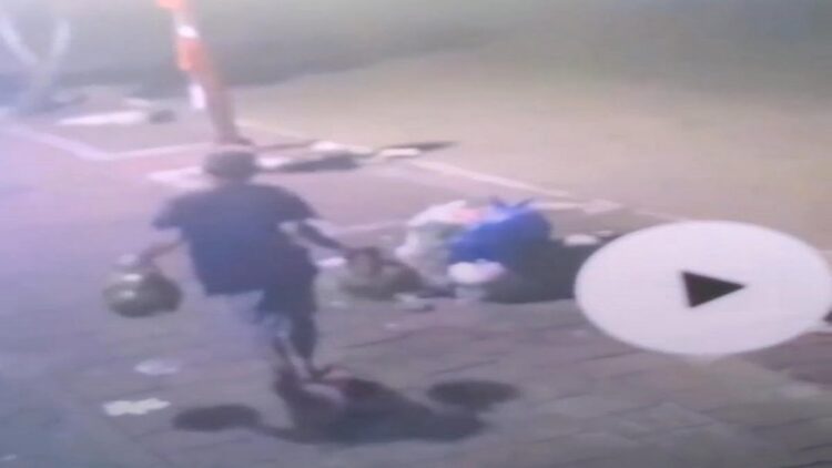 Tangkapan layar aksi pencurian tabung gas di Padang tertangkap CCTV dan viral. (IST)