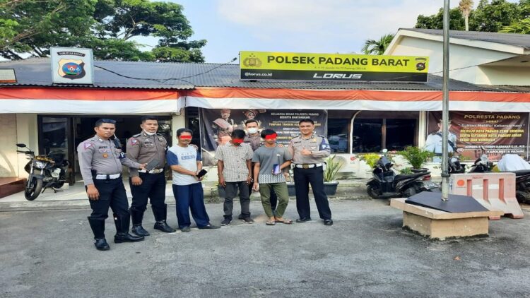 Personel PJR Ditlantas Polda Sumbar menyerahkan penjudi yang ditangkap di 4 lokasi berbeda di Padang dan Padangpariaman. (IST)