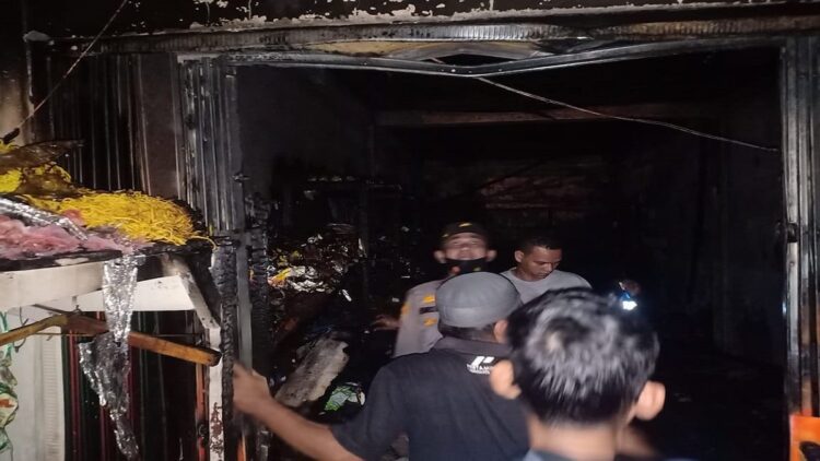 Polisi melakukan olah TKP kebakaran di kawasan Indarung. (IST)