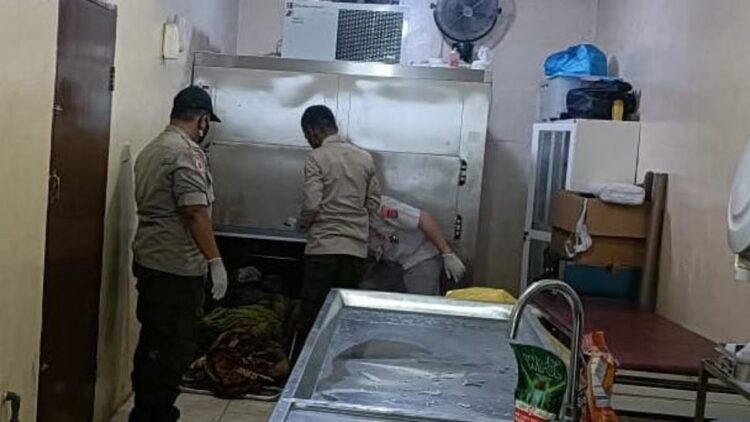 Mayat Tanpa Identitas Ditemukan Pemancing di Bawah Jembatan di Padang 1 Mayat tanpa identitas yang ditemukan di bawah jembatan tak jauh dari Basko Grand Mall sudah dibawa ke RS Bhayangkara Padang. (IST)