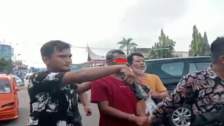 Polisi meringkus mantan pasutri yang kompak mencuri di salah satu rumah di Padang. (IST)