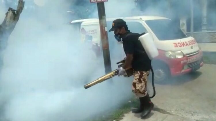 Atas instruksi Ketua DPD Gerindra Sumbar Andre Rosiade, Tim Fogging Gerindra Sumbar turun melakukan pengasapan di RW 14 Kelurahan Lubukbuaya, Kototangah, Padang, Minggu (21/8/2022). (IST)
