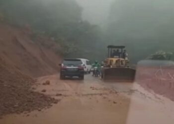 Kawasan Sitinjau Lauik kembali Longsor, Akses Lalulintas Dilakukan Buka-Tutup