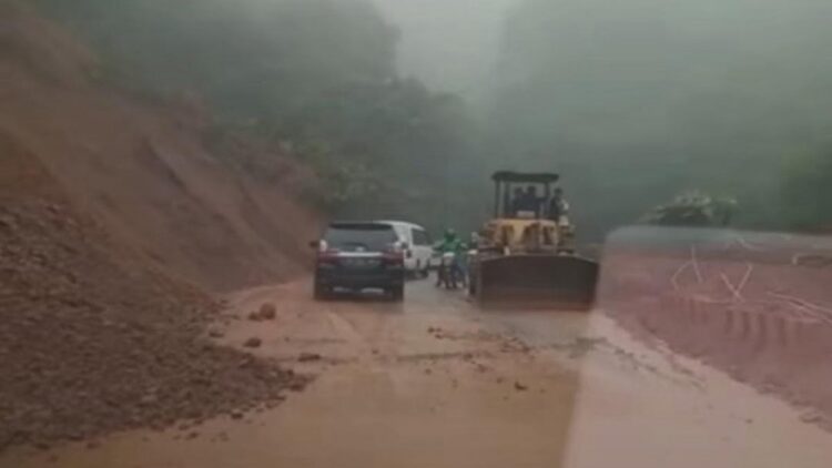 Lagi-lagi kawasan Sitinjau Lauik dilanda longsor usai terjadi hujan Kamis pagi. (IST)