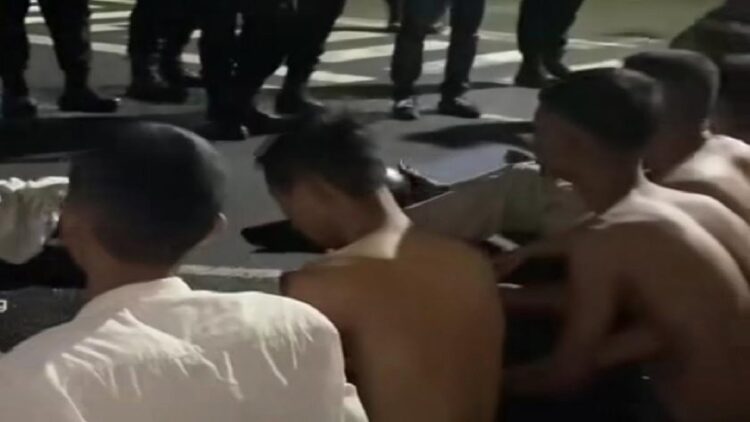 Sambil Menenteng Sajam, 8 Pemuda yang akan Tawuran Diamankan Polresta Padang 1 Delapan orang pemuda yang akan tawuran dibawa ke Mapolresta Padang. (IST)