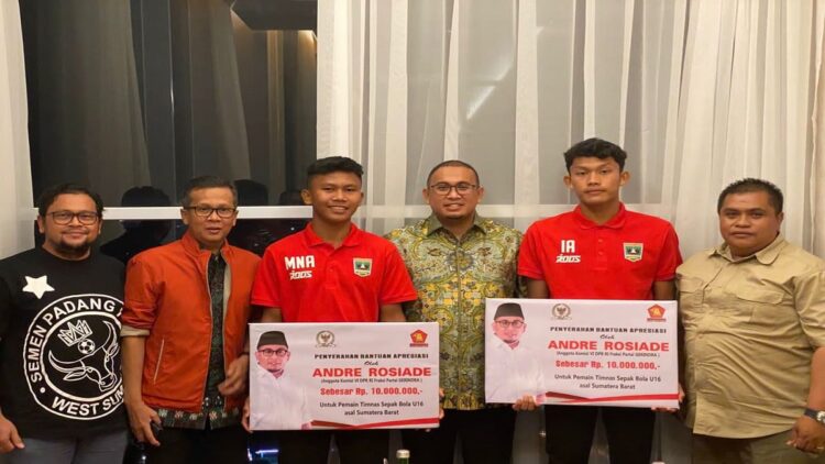 Anggota DPR RI Andre Rosiade memberikan bonus kepada bintang timnas Indonesia U-16 Nabil Asyura dan Iqram Al Ghifari. (IST)