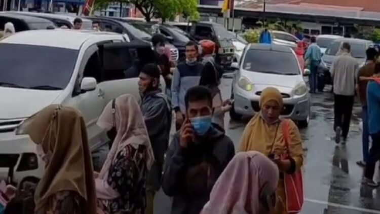 Gempa M 6,4 bikin Panik RS M Djamil Padang, Pasien dan Keluarga Berhamburan Keluar Gedung 1 Suasana kepanikan di RS M Djamil Padang saat gempa bumi M 6,4 mengguncang Sumbar. (IST)