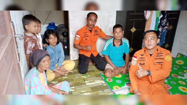 Sopir truk Dedek Supriadi (baju biru) saat berada di rumahnya di Kota Palembang. (IST)