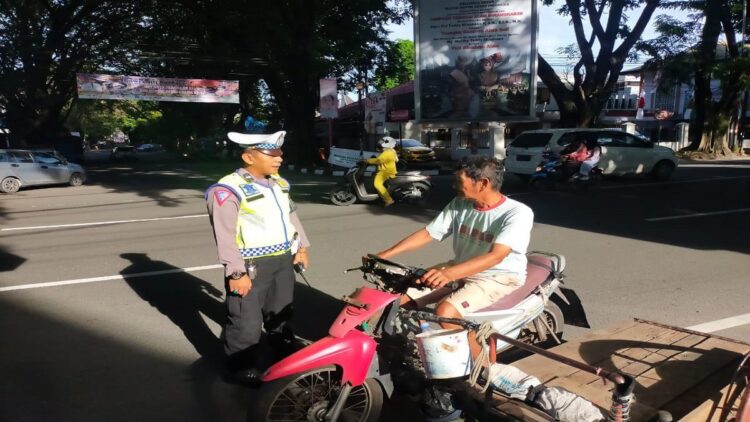 Dua Minggu Terakhir, Polresta Padang Tilang 200 Kendaraan Langgar Aturan 1 Polresta Pang melakukan penindakan terhadap kendaraan yang melanggar. (IST)