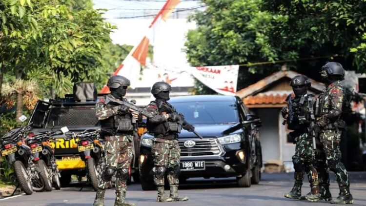 Rekonstruksi Pembunuhan Brigadir J Dikawal Brimob Bersenjata, 78 Adegan Diperagakan Tersangka 1 Anggota Brimob berjaga di depan rumah pribadi Irjen Ferdy Sambo di Jalan Saguling, Duren Tiga, Jakarta, Selasa (30/8/2022). ANTARA FOTO/Asprilla Dwi Adha/hp.