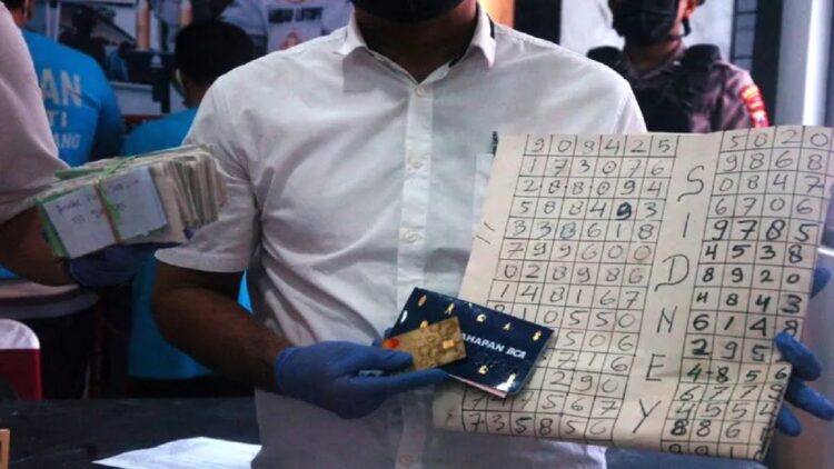 Ilustrasi - Personel kepolisian menunjukkan barang bukti judi online dan judi manual saat rilis kasus di Polres Pemalang, Jawa Tengah, Jumat (19/8/2022). ANTARA FOTO/Oky Lukmansyah/aww.