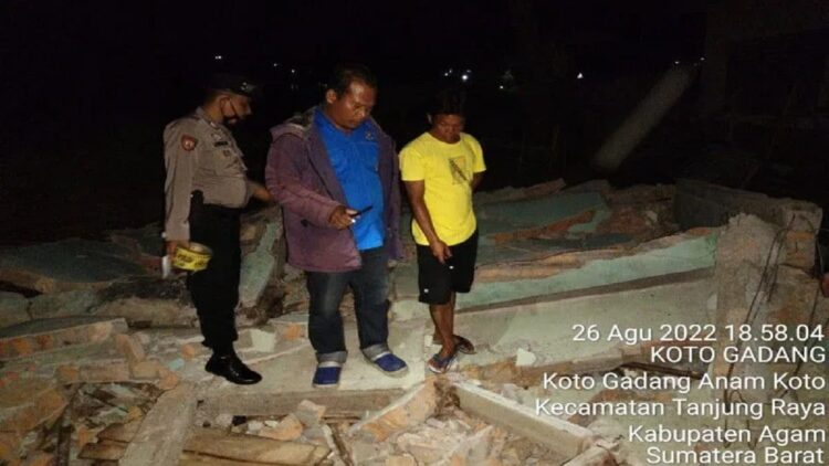 Anggota Polsek Tanjungraya sedang berada di tempat kejadian perkara. Dok Polsek Tanjungraya (Antara/Yusrizal)