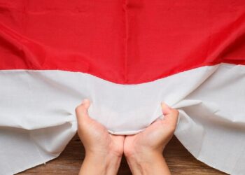 Peringati HUT RI, Bendera Merah Putih 77 Meter Dibentangkan di Pulau Terluar Indonesia