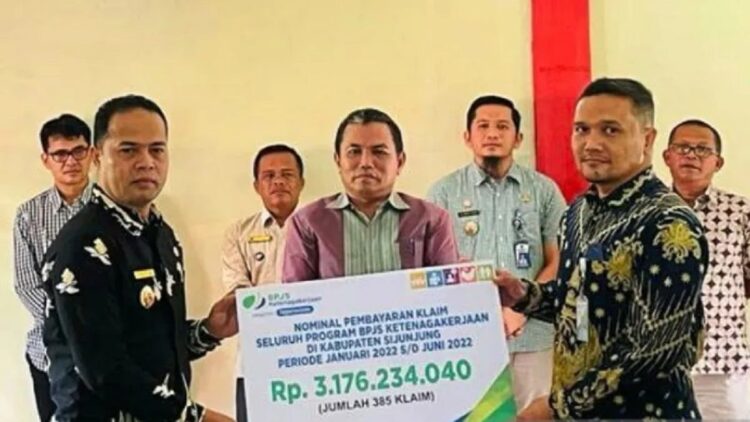 Wakil Bupati Sijunjung Iraddatillah menerima pembayaran klaim dari Kepala Kantor BPJAMSOSTEK Cabang Solok Maulana Anshari Siregar, Minggu. (ANTARA/HO-BPJAMSOSTEK)