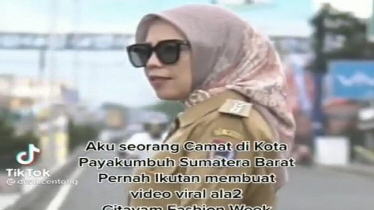 Mantan Camat Payakumbuh berpose layaknya peraga busana di Citayam Fashion Week. (Foto: dok. TikTok @dewi.centong)