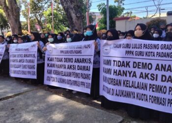 demo guru honorer di padang