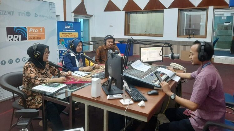 Pelaku UMKM Wajib Tahu Pentingnya Pendaftaran Merek 1 Dialog kemenkumham sumbar di RRI terkait merek