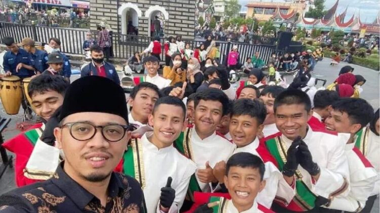 Wako Bukittinggi, Erman Safar bersama pelajar. (Antara/HO-Dokumen Pribadi)