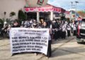 Ratusan guru honorer demo ke kantor DPRD Padang