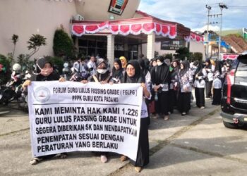 Ratusan guru honorer demo ke kantor DPRD Padang