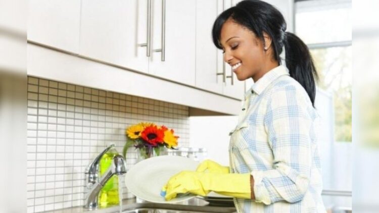 melakukan pekerjaan rumah