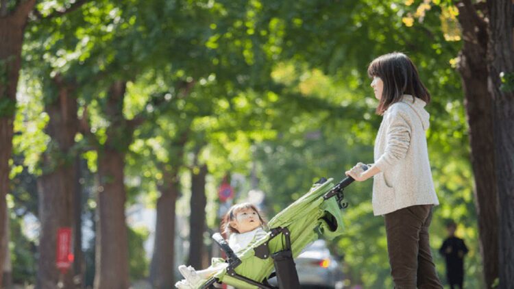 Ini Manfaat Mengajak Anak Jalan ke Luar Rumah 1 ilustrasi mengajak anak keluar rumah
