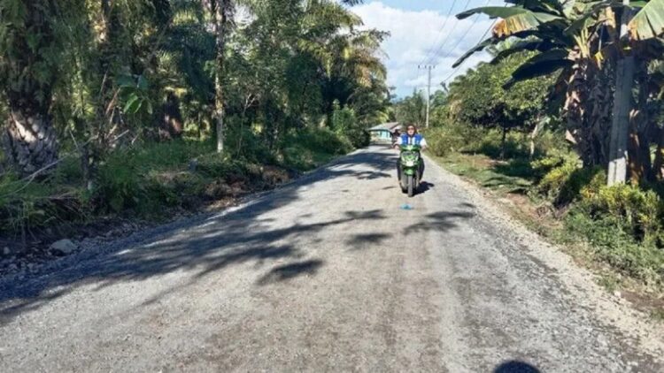 Dukung Pembangunan Jalan, Warga Anak Aia Kumayan Agam tak Minta Ganti Rugi 1 Wali Nagari Kampuang Tangah, Gusri Mulyadi (tengah) sedang meninjau pembangunan jalan. (ANTARA/Yusrizal)