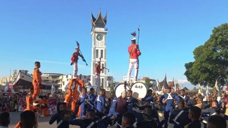Suasana Jam Gadang Kota Bukittinggi saat dikunjungi pengunjung, daerah ini menjadi nominator Anugerah Peduli Wisata Award (PWA) 2022, Tim Penilai melakukan verifikasi dan peninjauan langsung ke beberapa objek wisata dan pusat kerajinan di Bukittinggi. (ANTARA/Alfatah)