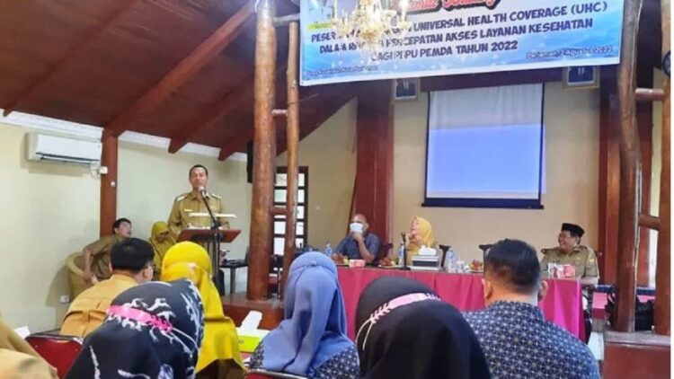 Wali Kota Pariaman, Sumatera Barat Genius Umar sedang memberikan sambutan pada Pencanangan UHC dalam percepatan akses layanan Kesehatan bagi Pekerja Bukan Penerima Upah pemerintah daerah di Pariaman, Selasa. (ANTARA/Aadiaat M. S.)