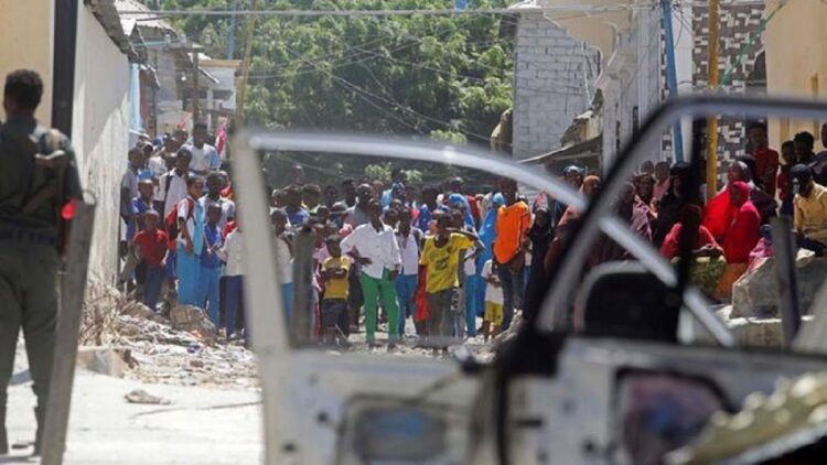 Ilustrasi penyerangan yang dilakukan kelompok teror Al-Shabaab di Mogadishu, Somalia. (REUTERS/FEISAL OMAR)