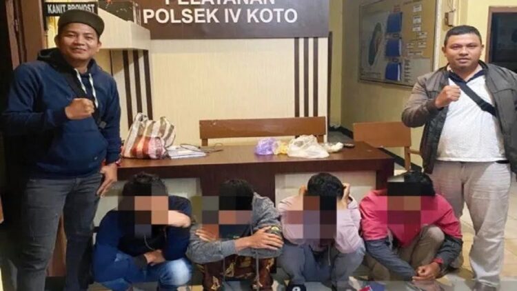 Empat pemuda berhasil ditangkap Polisi di Simpang Malalak, Kabupaten Agam. Keempatnya tertangkap tangan melakukan aktivitas judi online dengan sejumlah taruhan uang. (ANTARA/Alfatah)