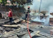 Diduga dari Bakar Sampah, Gudang Bulog di Padang Dilahap Api