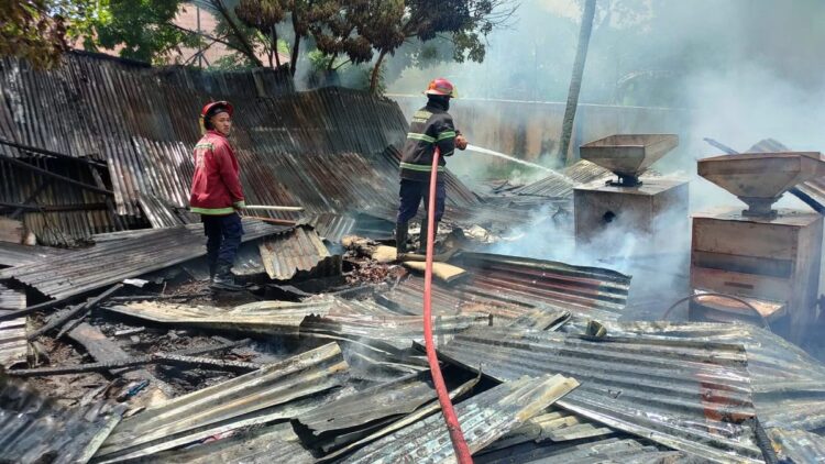 Diduga dari Bakar Sampah, Gudang Bulog di Padang Dilahap Api 1 gudang bulog terbakar di padang