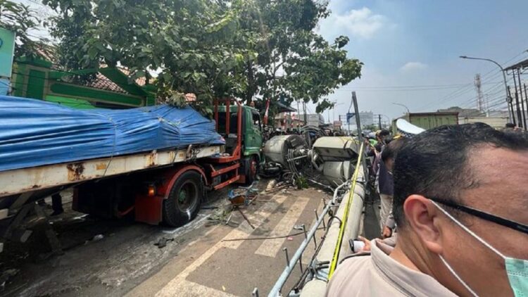 10 Orang Tewas Kecelakaan Truk Tabrak Tiang di Bekasi, 7 Merupakan Anak Sekolah 1 Truk trailer tabrak tiang BTS hingga menimpa sejumlah orang di Jl Sultan Agung, Bekasi. (Hanafi/detikcom)
