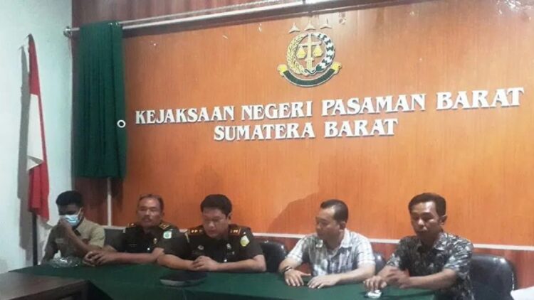 Kepala Kejaksaan Negeri Pasaman Barat Ginanjar Cahya Permana saat menjelaskan telah memperoleh sejumlah nama penerima dugaan suap dan gratifikasi dalam upaya memenangkan perusahaan pada pembangunan RSUD tahun anggaran 2018-2020. (ANTARA/Altas Maulana)