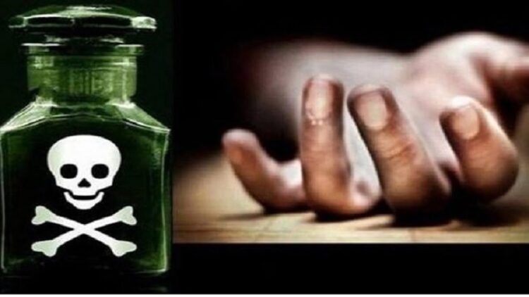 Diduga Habis Menenggak Racun, Seorang Mahasiswa di Padang Tewas di Kamar Indekos 1 Ilustrasi meminum racun. (net)