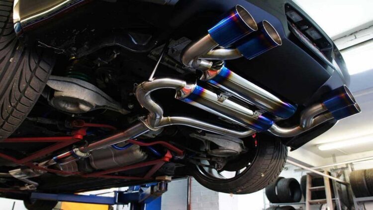 Ilustrasi mobil pakai knalpot racing. (net)