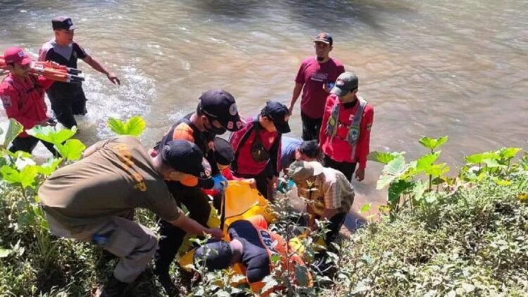 Hanyut di Sungai, Warga Agam Ditemukan Meninggal Dunia 1 Petugas gabungan mengangkat jasad Andriman Agus (21) yang tenggelam di Sungai Nanggang Tapian Kandih, Jorong Koto Gadang, Nagari Salareh Aia, Kecamatan Palembayan, Kabupaten Agam, Sumatera Barat. (ANTARA)