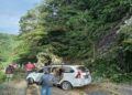 2 Mobil Ditimpa Longsor-Pohon Tumbang di Lembah Anai, Satu Orang Terluka