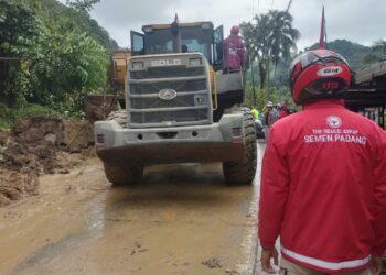 Longsor di Sitinjau Lauik sudah bisa dilalui setelah alat berat dari Semen Padang membersihkan material.