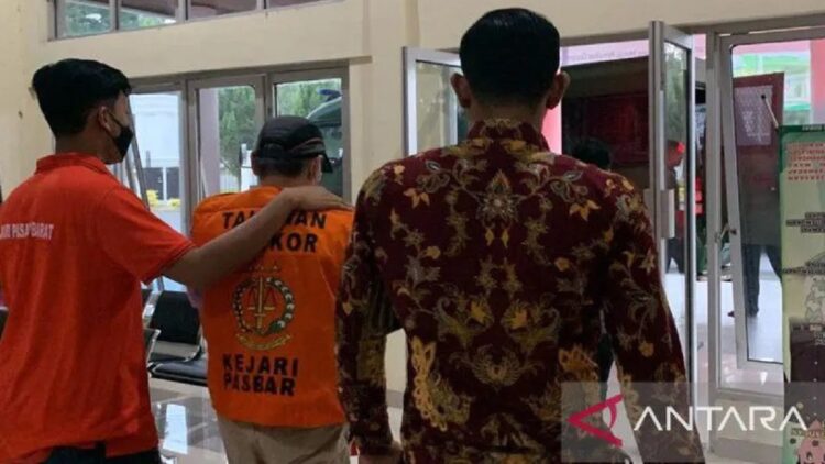 Dugaan Tipikor, Kejari Pasbar Kembali Tahan Eks Direktur RSUD 1 mantan direktur RSUD Pasbar ditahan dalam kasus dugaan tipikor