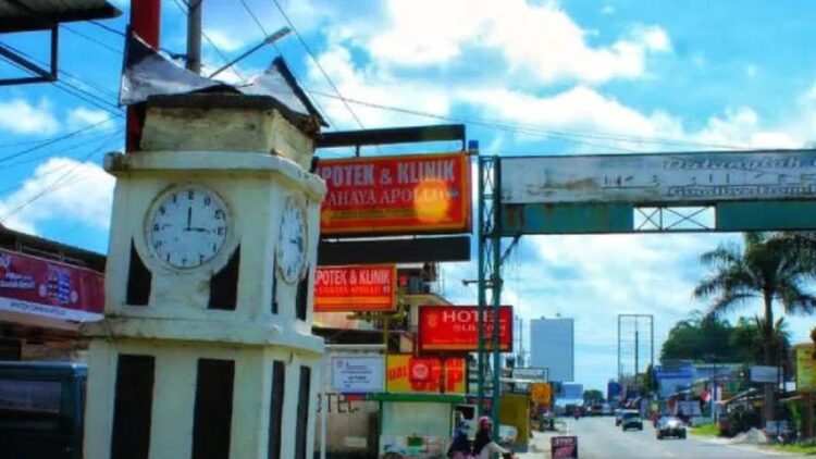 Penampakan miniatur Jam Gadang yang dijadikan sebagai tapal batas antara Kota Bukittinggi dan Kabupaten Agam, perwakilan masyarakat dan beberapa wartawan berinisiatif merehabnya karena sudah lama terbengkalai dan hampir rubuh. (ANTARA/Alfatah)